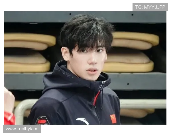 刷到张博恒的自拍我笑出声，床边那堆名牌鞋真让人替钱包心疼