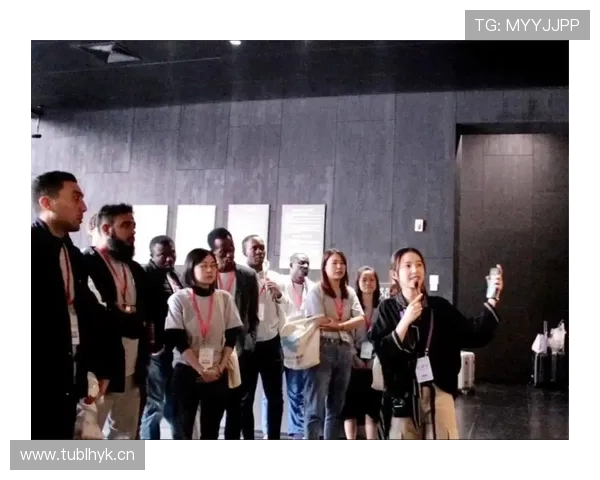 朱雪莹穿得像学生会主席，真没想到她赛场外还有这么一套生活风格！