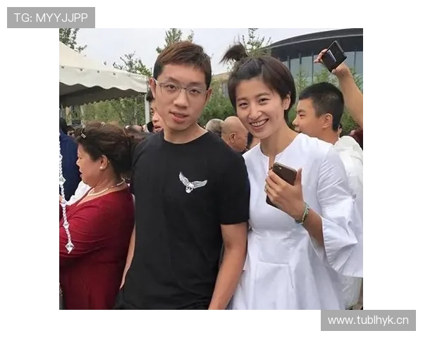 许昕光鲜背后居然敢天天穿拖鞋上班，这明星范儿全丢了_